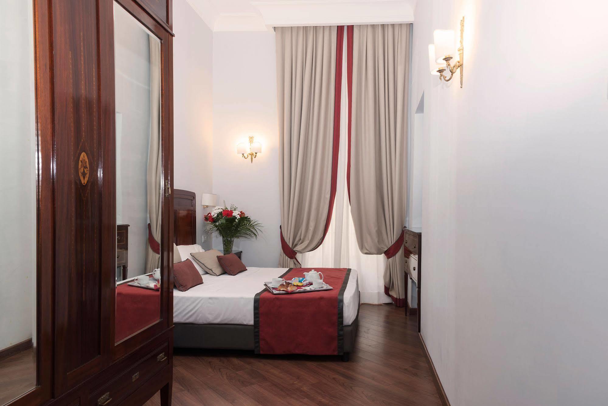 Hotel Palazzo Riario Sforza à Naples Extérieur photo